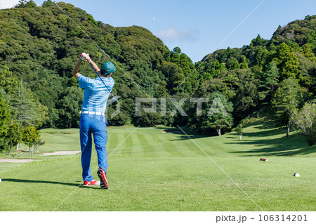 新緑が綺麗なゴルフ場 106314201