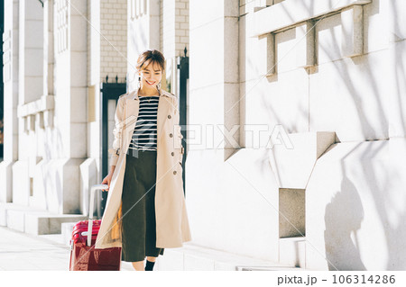 旅行をする女性 旅行をする女性 106314286