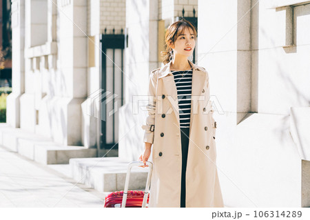 旅行をする女性 106314289