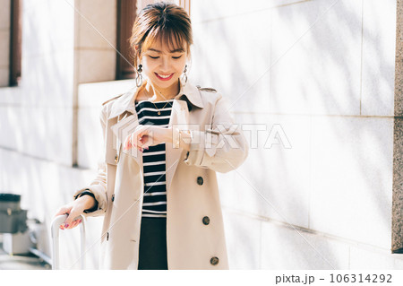 出張する女性 106314292