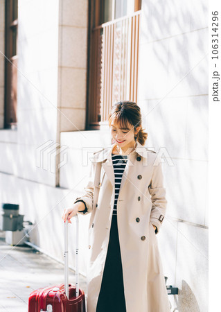 旅行をする女性 106314296