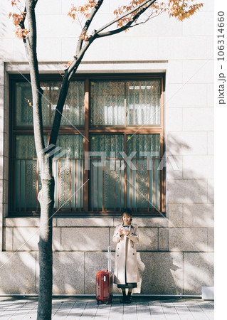 旅先でスマホを持つ女性 106314660