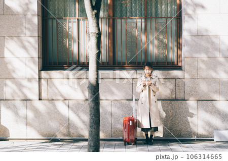 旅先でスマホを持つ女性 106314665