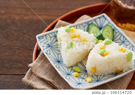 トウモロコシと枝豆のおにぎり 106314720