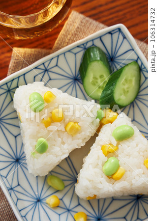 トウモロコシと枝豆のおにぎり 106314732