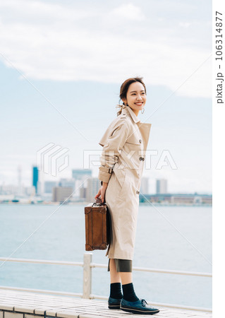 旅行をする女性 106314877