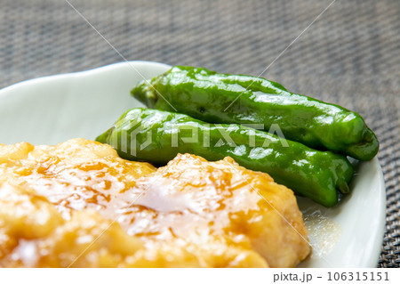 鱧(はも)の照り焼きに添えられたししとう。 106315151