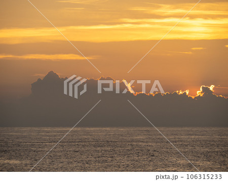 夕焼け空と穏やかな海(太平洋)。夏(8月)の高知県室戸市内の海岸より。 夕焼け空と穏やかな海(太平洋)。夏(8月)の高知県室戸市内の海岸より。 106315233