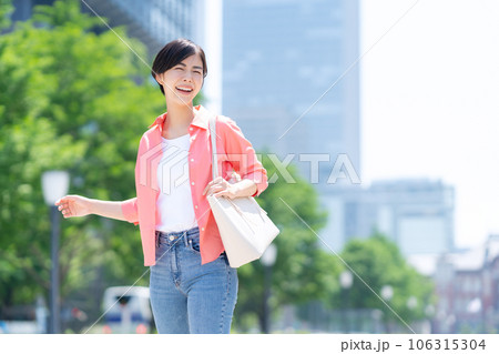 オフィス街に通勤するオフィスカジュアルの若い女性 オフィス街に通勤するオフィスカジュアルの若い女性 106315304