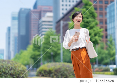 オフィス街に通勤するオフィスカジュアルの若いビジネスウーマン 106315326