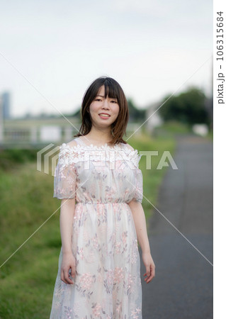 振り向く若い女性 振り向く若い女性 106315684