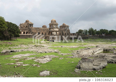 Jahaz Mahal, built on a narrow strip of land between Munj Talao and Kapur Talao with the appearance of an anchored ship, Mandu, Madhya Pradesh, India 106316023