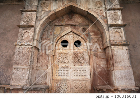 Carving details on the outer wall of the tomb of Roza of Khadija Bibi located in Mandu, Madhya Pradesh, India Carving details on the outer wall of the tomb of Roza of Khadija Bibi located in Mandu, Madhya Pradesh, India 106316031