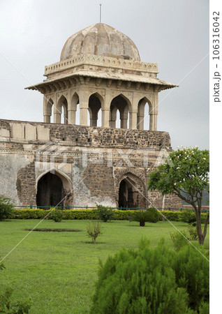 Rani Rupmati Pavilion constructed on the edge of the precipice overlooking Nimar Valley originally been a watchtower located in Mandu, Madhya Pradesh, India Rani Rupmati Pavilion constructed on the edge of the precipice overlooking Nimar Valley originally been a watchtower located in Mandu, Madhya Pradesh, India 106316042