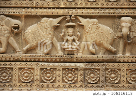 Carving details on the outer wall of Shri Ahilyeshwar Mandir, situated in Ahilya Devi Fort complex on the banks of River Narmada, Maheshwar, Madhya Pradesh, India 106316118