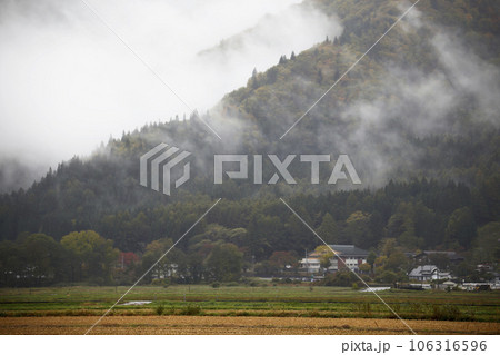 秋の白馬 山々を覆う靄と麓の集落 106316596