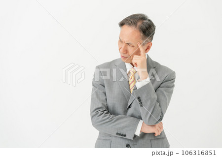 ビジネスマン　悩む　頭痛 106316851