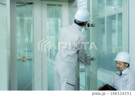 作業着の男性　エレベーター 106318351