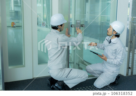 作業着の男性 エレベーター 作業着の男性 エレベーター 106318352