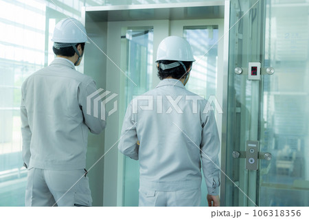 作業着の男性　エレベーター 106318356
