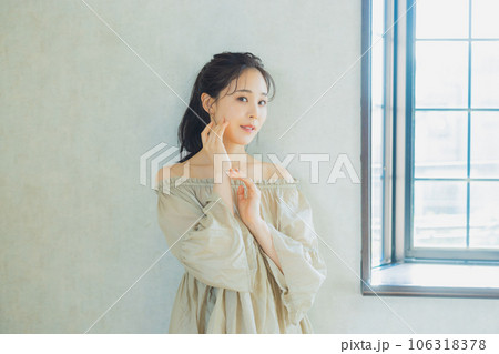 オフショルの女性　  106318378
