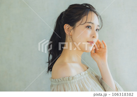 オフショルの女性 オフショルの女性 106318382