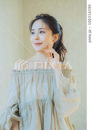 オフショルの女性 オフショルの女性 106318390