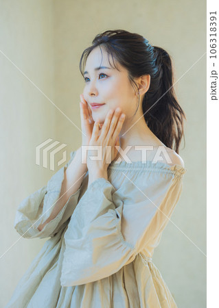 オフショルの女性 オフショルの女性 106318391