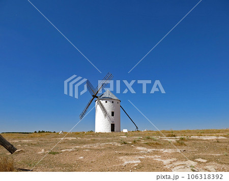 青空に映える風車, カンポ・デ・クリプターナ, カスティーリャ＝ラ・マンチャ, スペイン 106318392