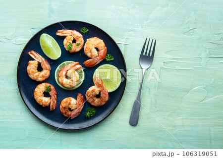 Shrimps, top shot. Cooked shrimp with limes, shot from above 106319051