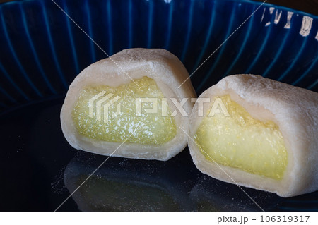 フルーツ大福の断面。ジューシーなマスクメロンのクローズアップ。 フルーツ大福の断面。ジューシーなマスクメロンのクローズアップ。 106319317