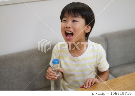 ラムネを飲む男の子 ラムネを飲む男の子 106319719