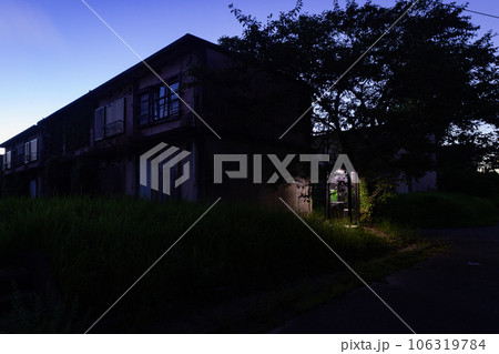 廃団地の電話ボックス 106319784