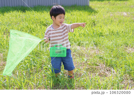 虫取り網を持つ男の子 106320080