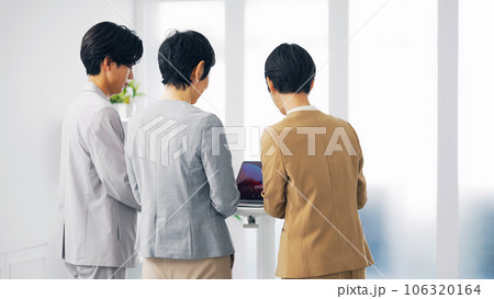 オフィスでミーティングする人々 106320164