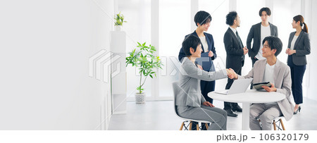握手するビジネスパーソンのグループ 握手するビジネスパーソンのグループ 106320179