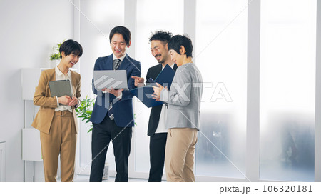 オフィスで会話するビジネスパーソンのグループ 106320181