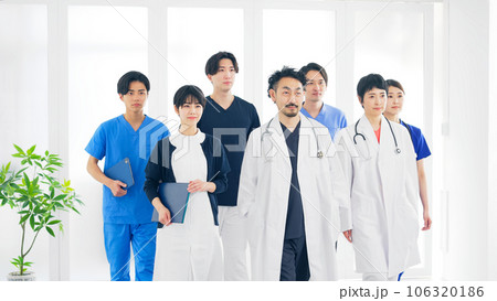 看護師　集合写真 病院を歩く医療従事者のグループ 医師 看護師の写真素材 [106320186] - PIXTA