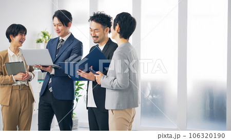 オフィスで会話するビジネスパーソンのグループ 106320190