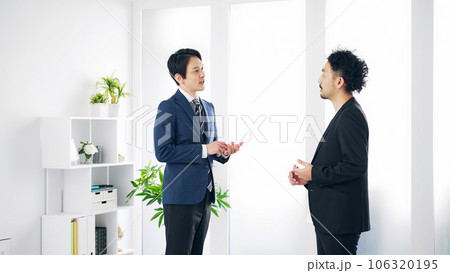 ロビーで会話するビジネスマン ロビーで会話するビジネスマン 106320195