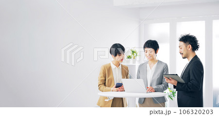 パソコンを見ながら話すビジネスパーソンのグループ パソコンを見ながら話すビジネスパーソンのグループ 106320203
