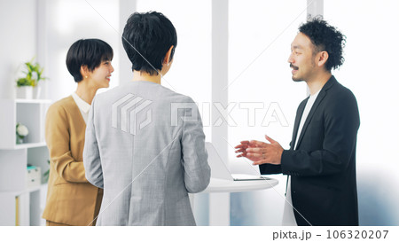 オフィスでミーティングするグループ 106320207