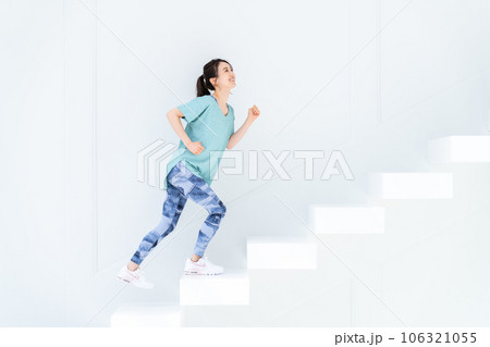 階段を上るフィットネスの若い女性 106321055