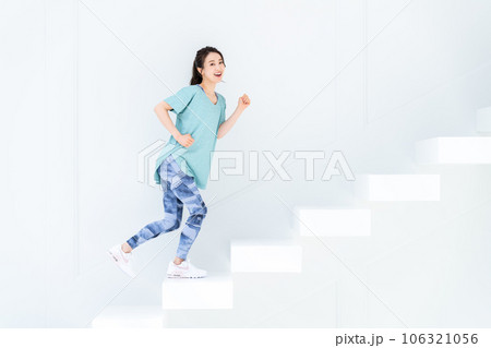 階段を上るフィットネスの若い女性 106321056
