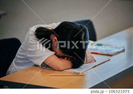 教室で塞ぎ込む小学4年生の女の子 106321075