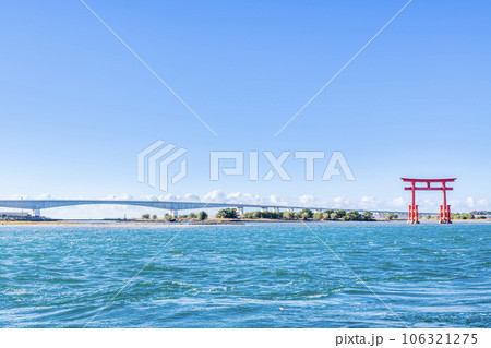 静岡県浜松市 快晴の浜名湖とシンボルの赤鳥居 静岡県浜松市 快晴の浜名湖とシンボルの赤鳥居 106321275