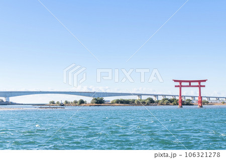 静岡県浜松市　快晴の浜名湖とシンボルの赤鳥居 106321278
