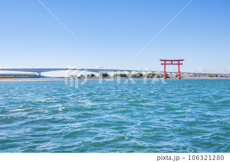 静岡県浜松市　快晴の浜名湖とシンボルの赤鳥居 106321280