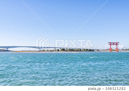 静岡県浜松市 快晴の浜名湖とシンボルの赤鳥居 静岡県浜松市 快晴の浜名湖とシンボルの赤鳥居 106321282
