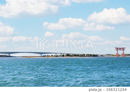静岡県浜松市 快晴の浜名湖とシンボルの赤鳥居 静岡県浜松市 快晴の浜名湖とシンボルの赤鳥居 106321284